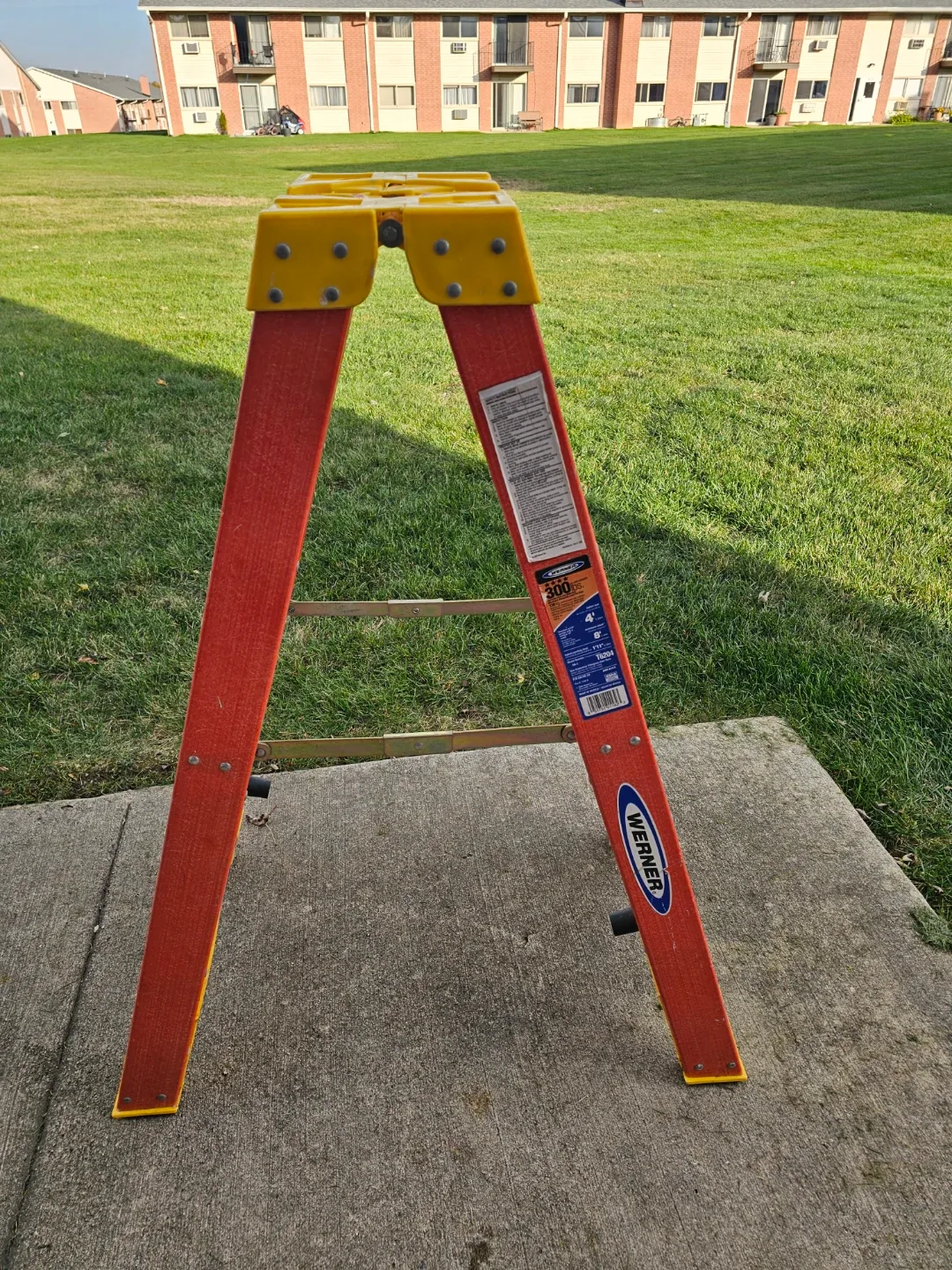 Werner 4ft Fiberglass Step Ladder - 300 lbs image indicator(5)