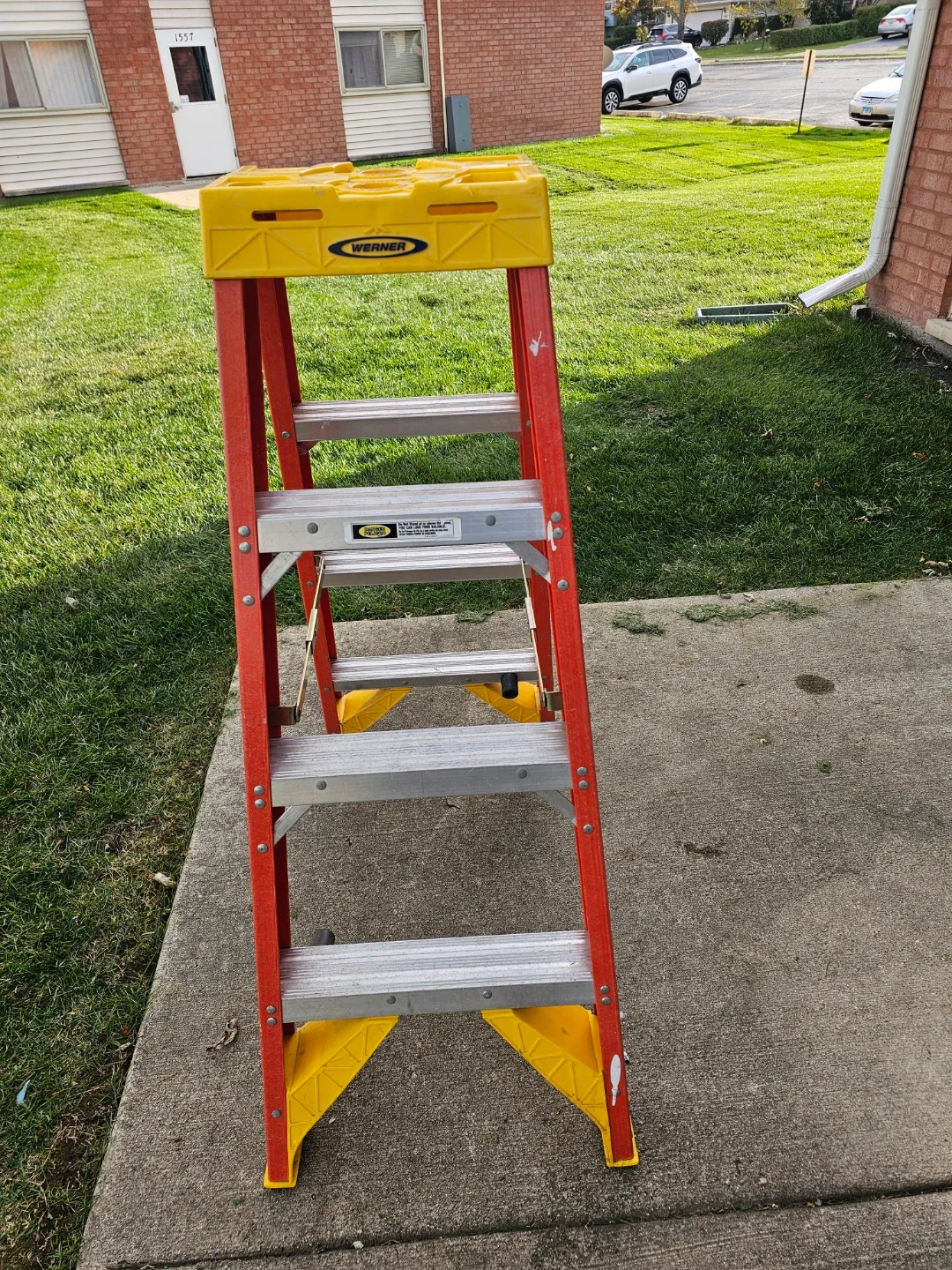 Werner 4ft Fiberglass Step Ladder - 300 lbs image indicator(7)