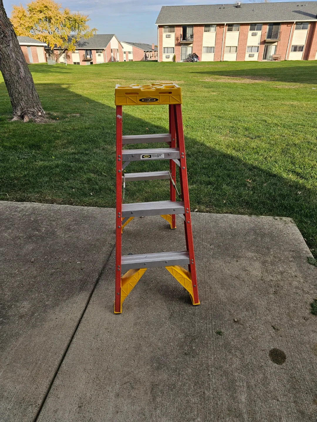 Werner 4ft Fiberglass Step Ladder - 300 lbs image indicator(9)