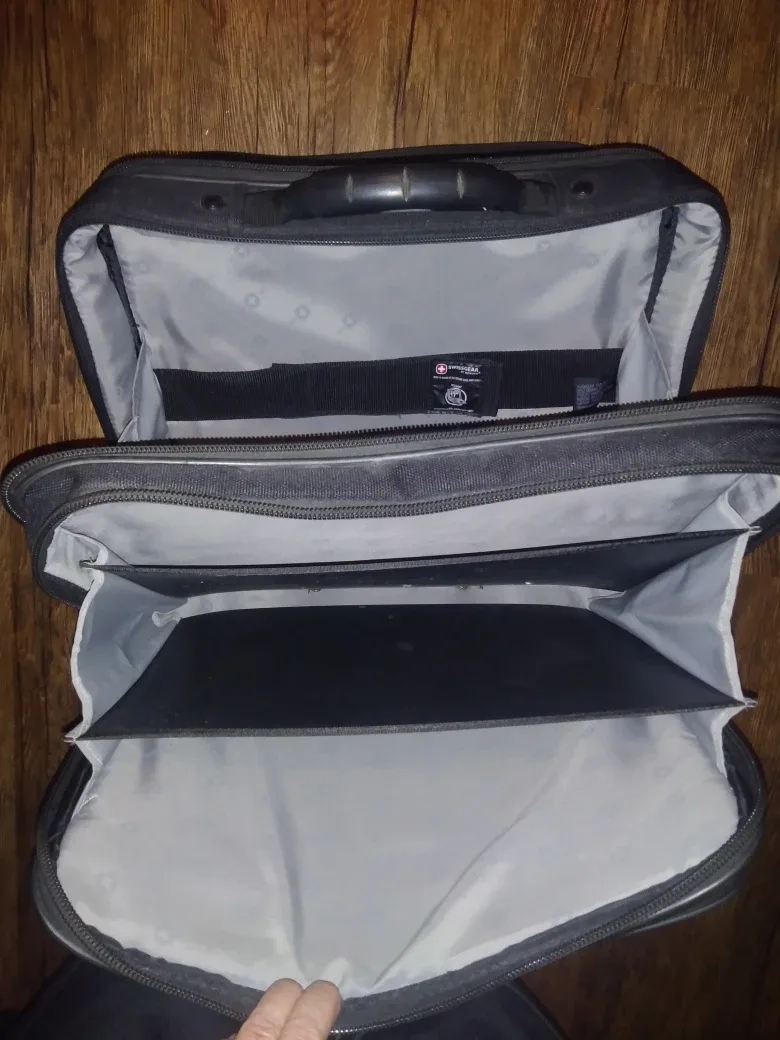 Swissgear Rolling Laptop Bag image indicator(3)