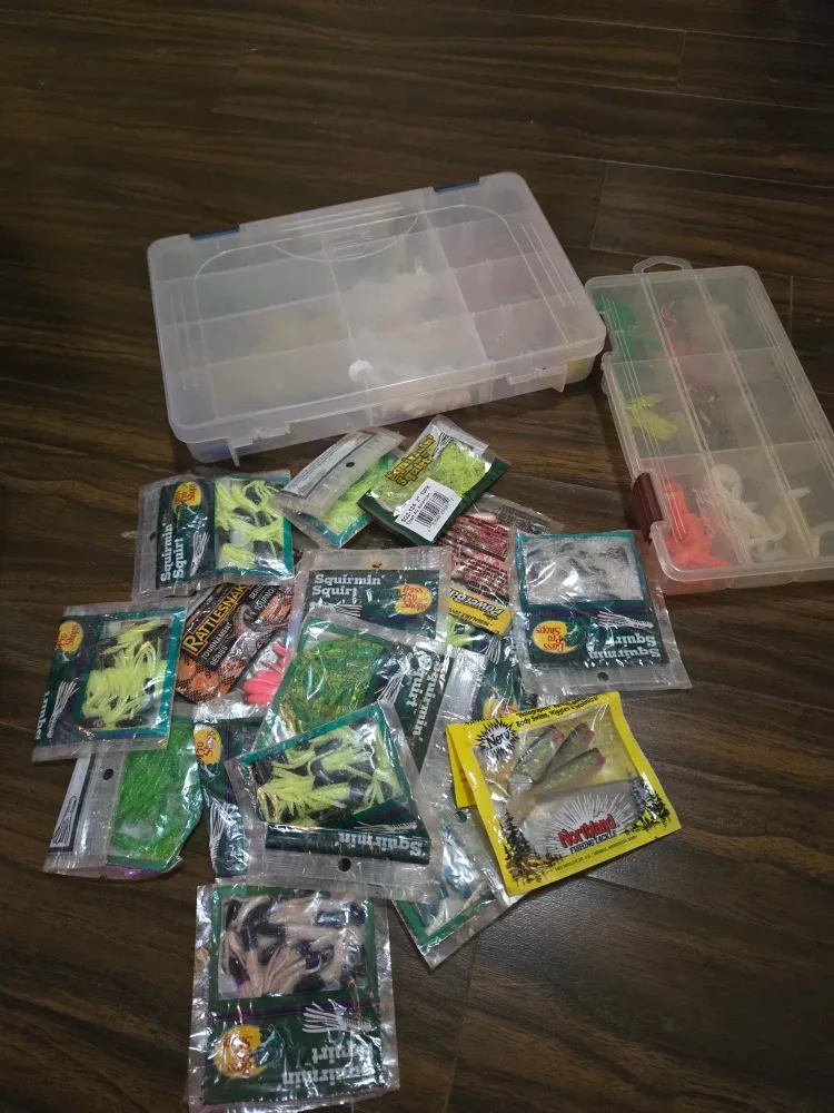 Fishing Rods & Tackle Box image indicator(2)