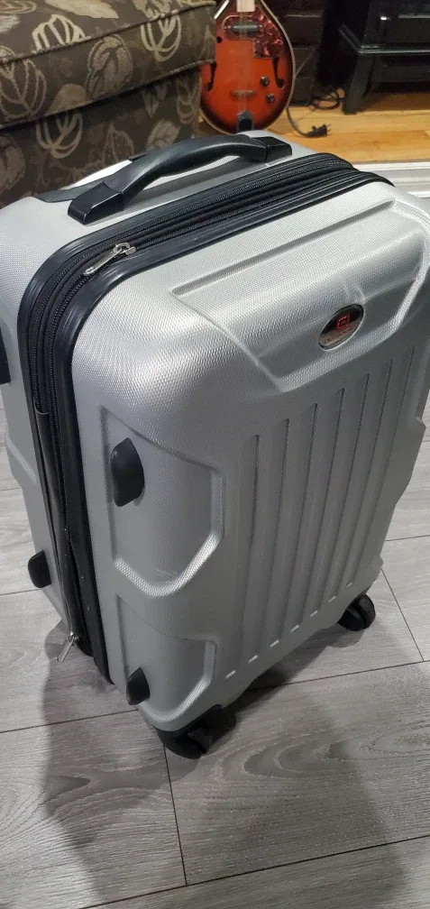 Outbound Silver Carry-On Suitcase image indicator(2)