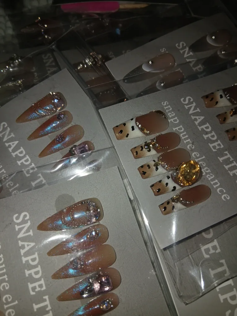 Glamorous Press-on Nails with Rhinestone Accents *high quality* image indicator(7)
