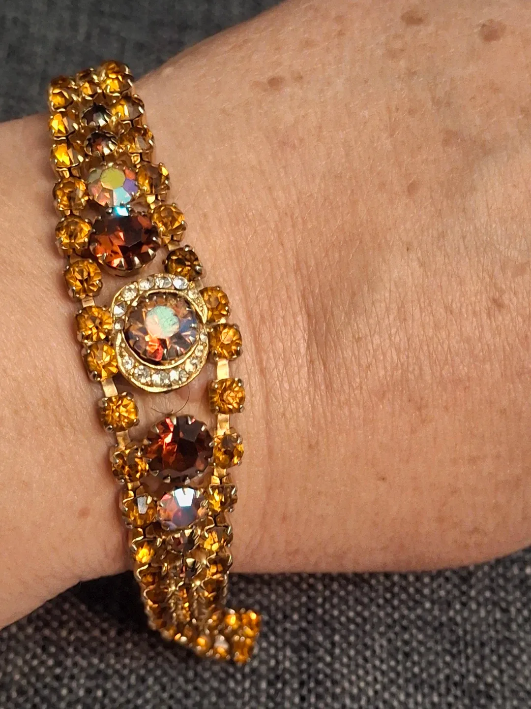 Vintage Gold-Tone Rhinestone Bracelet image indicator(7)