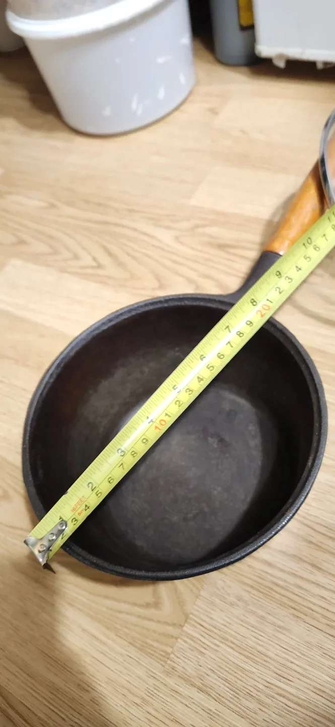Cast Iron Saucepan with Lid image indicator(8)