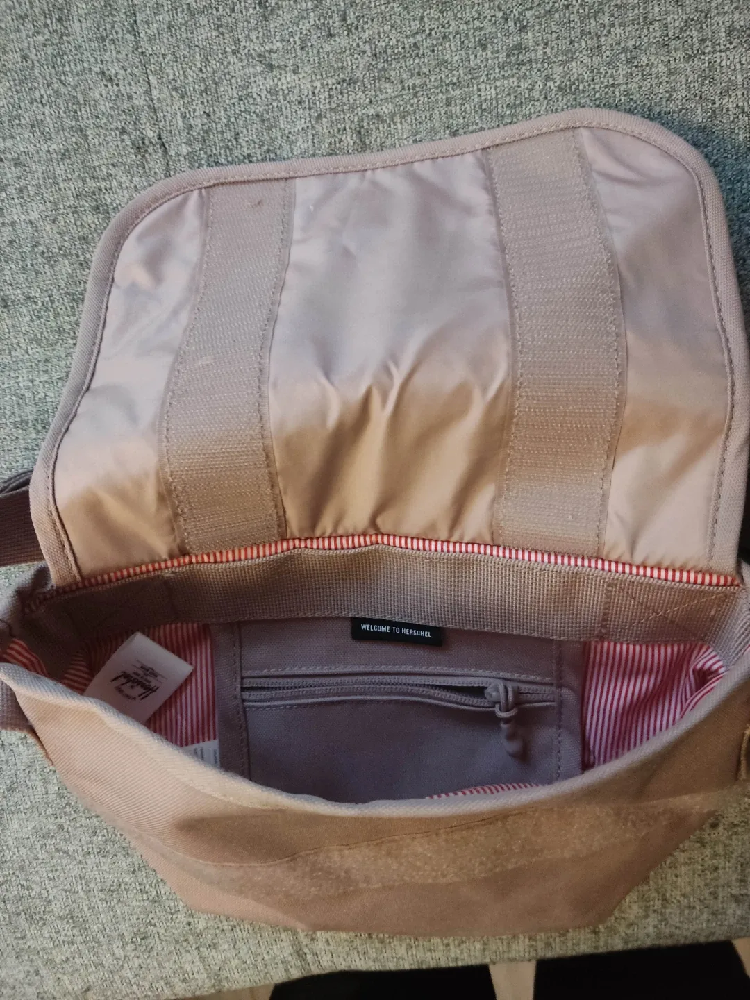 Herschel Grade mini messenger image indicator(3)