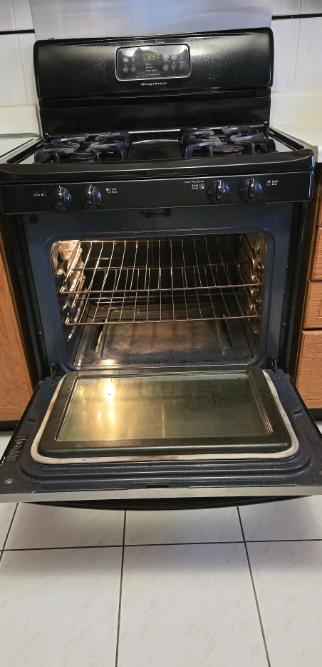 Frigidaire Gas Range Oven - Black & Stainless Steel - photo 2