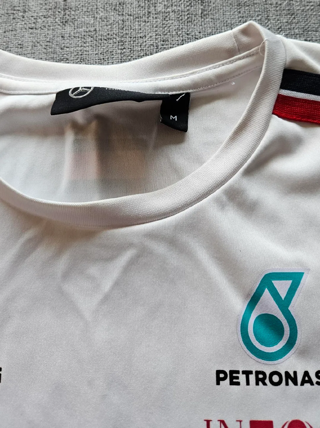 Mercedes-AMG Petronas F1 Team T-Shirt - Size M image indicator(3)