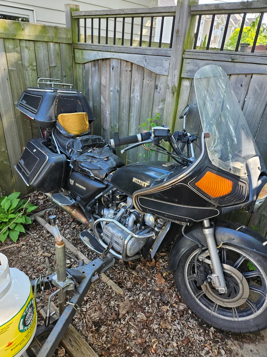 1983 Honda GL1100 Motorcycle Parts Bike - AS IS image indicator(2)