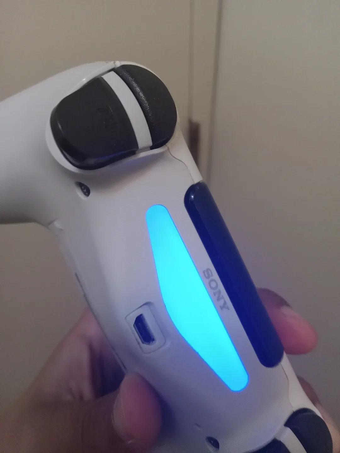 Sony PlayStation 4 White Wireless Controller image indicator(5)