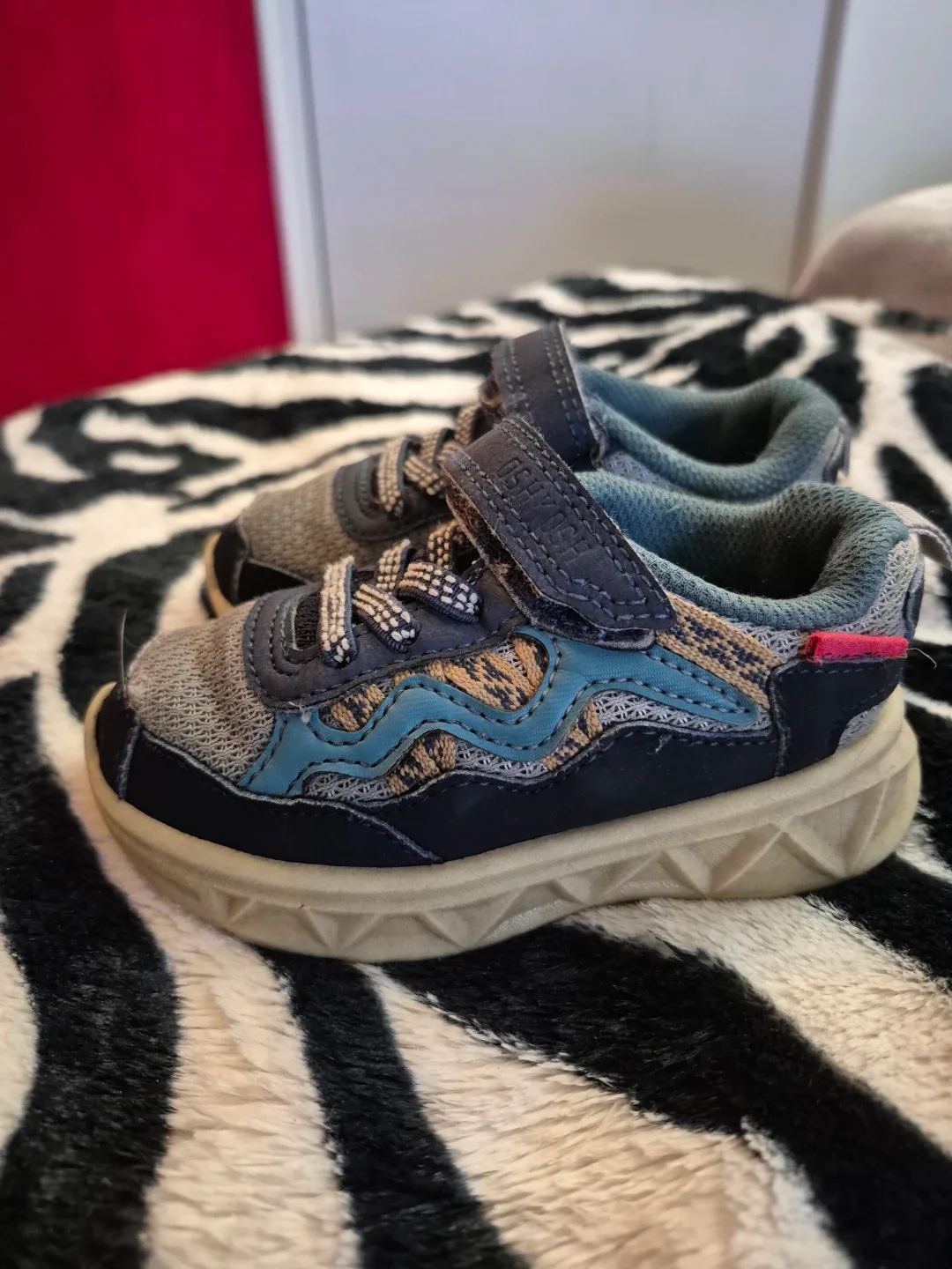 OshKosh B'Gosh Kids Sneakers - Size 6M thumbnail
