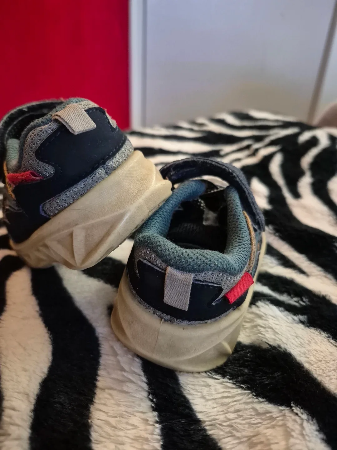 OshKosh B'Gosh Kids Sneakers - Size 6M image indicator(6)