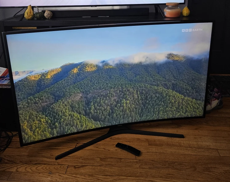 Curved Samsung 4K Smart TV 55" - photo 2