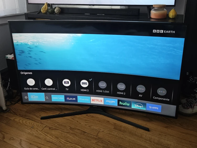 Curved Samsung 4K Smart TV 55" - photo 3