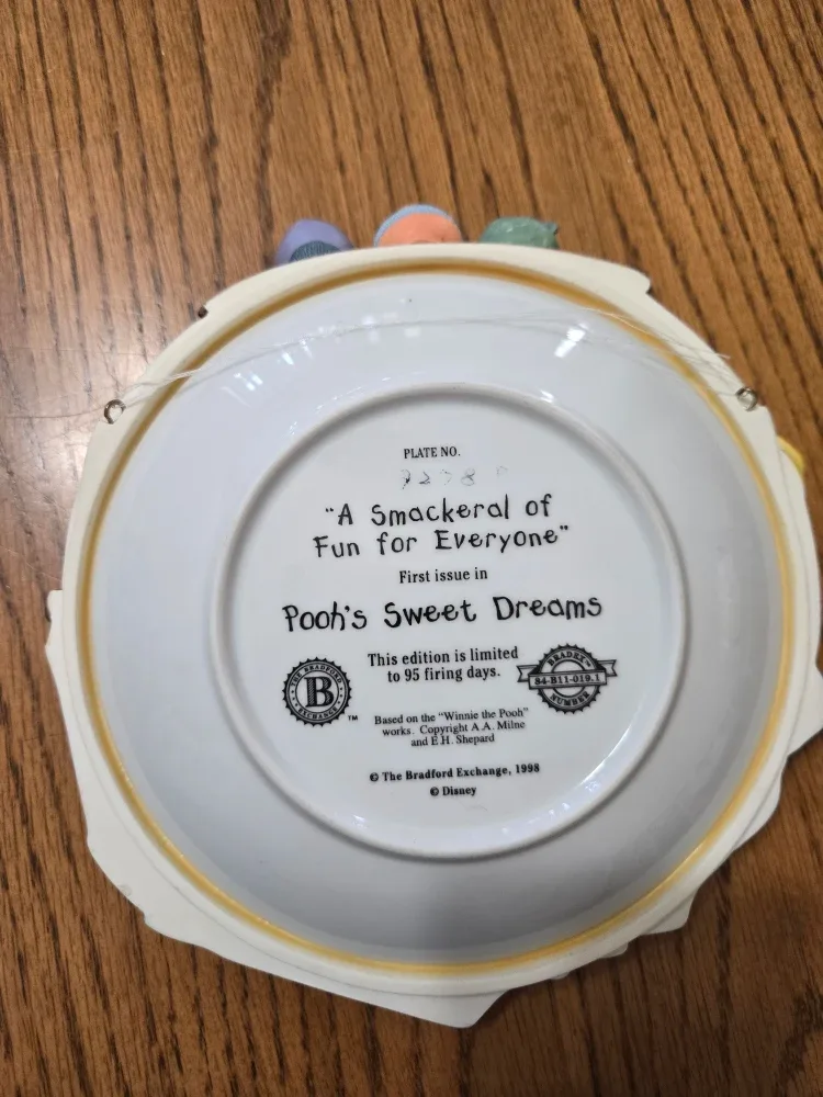 Winnie the Pooh 'Pooh's Sweet Dreams' Plate image indicator(2)