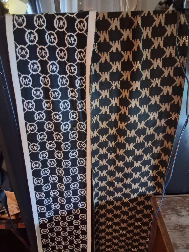 Michael Kors Scarf - Black & Beige image indicator(2)