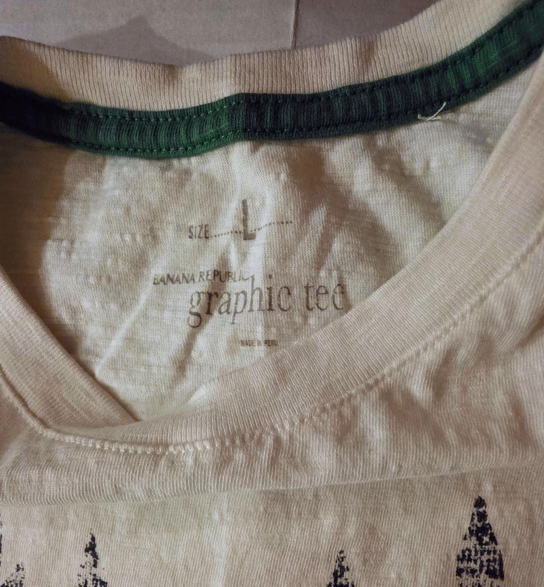 LARGE Banana Republic Graphic Tee - Size L