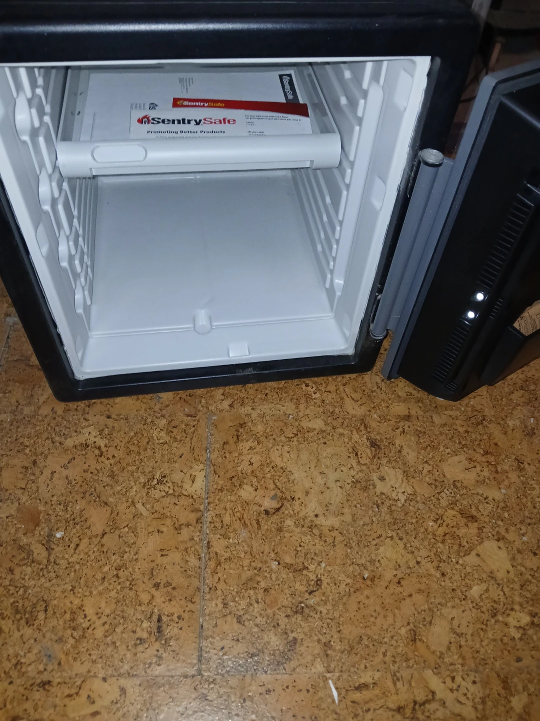 SentrySafe Safe - photo 3