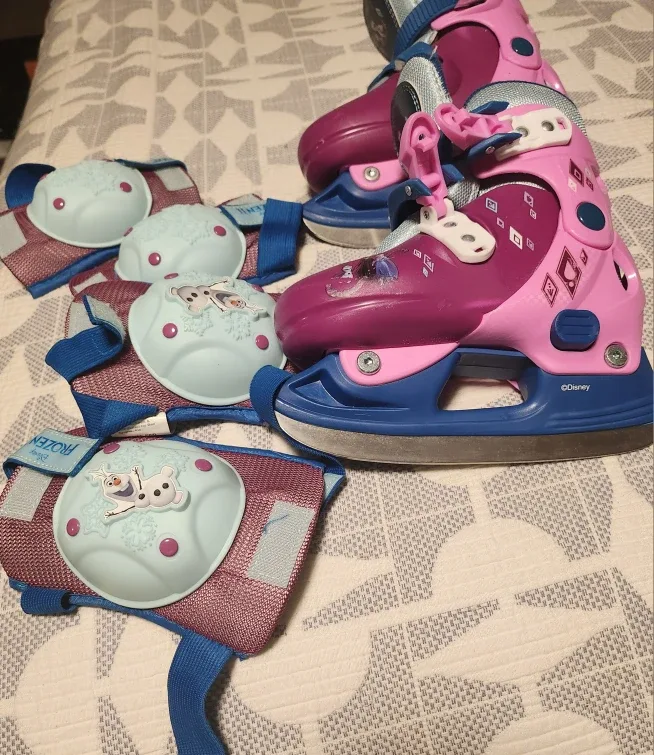 Disney Frozen II Ice Skates & Pads image indicator(2)