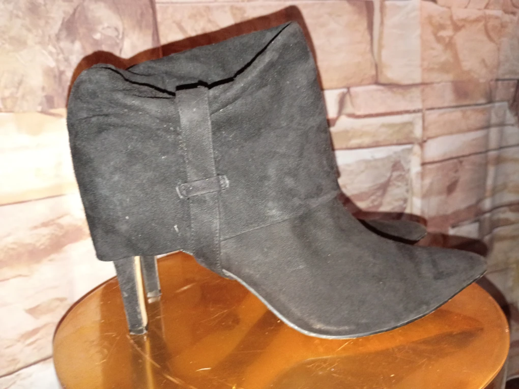Black Suede Calvin Klein Bethany Ankle Boots sz 9