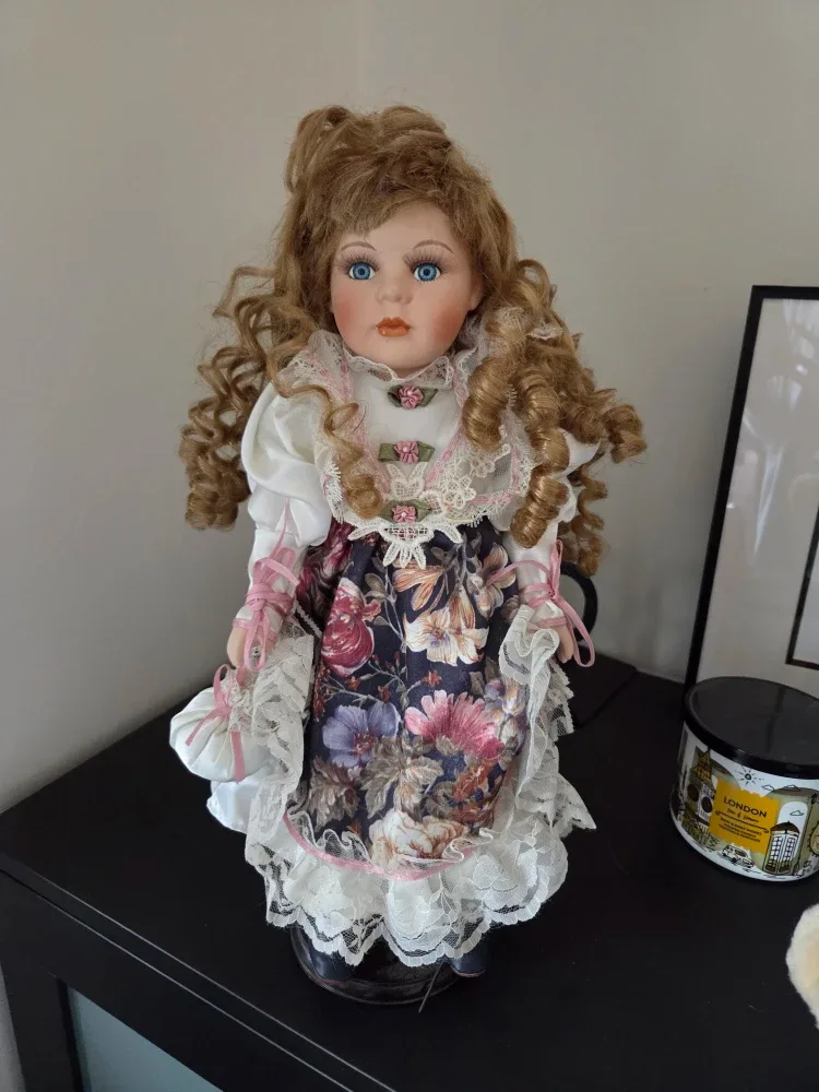 Porcelain Dolls Collection image indicator(4)