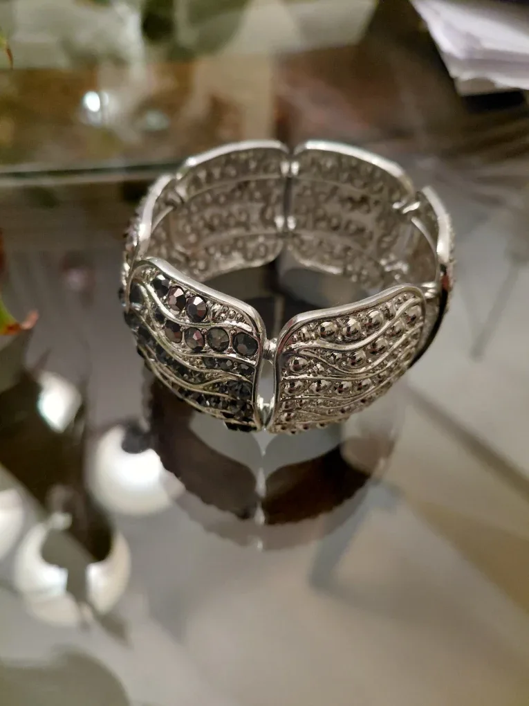 Silver Tone Rhinestone Bracelet image indicator(2)