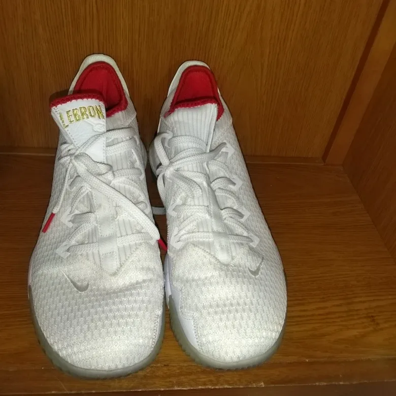 Jordans like new size 10.5 image indicator(3)