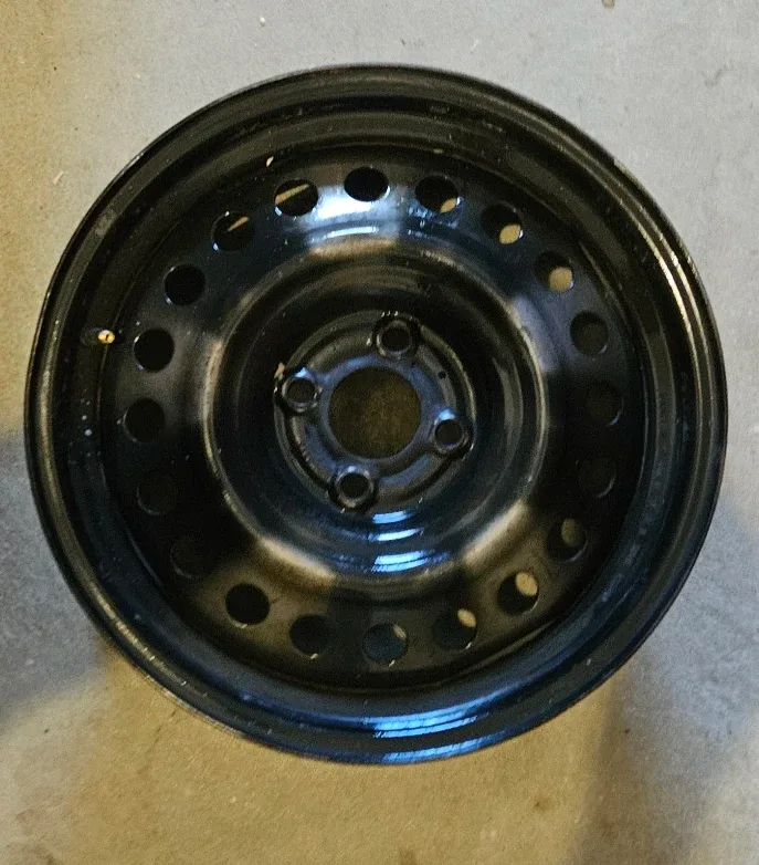 Steel Rims 4 x 100 with Nissan Hubcaps image indicator(2)