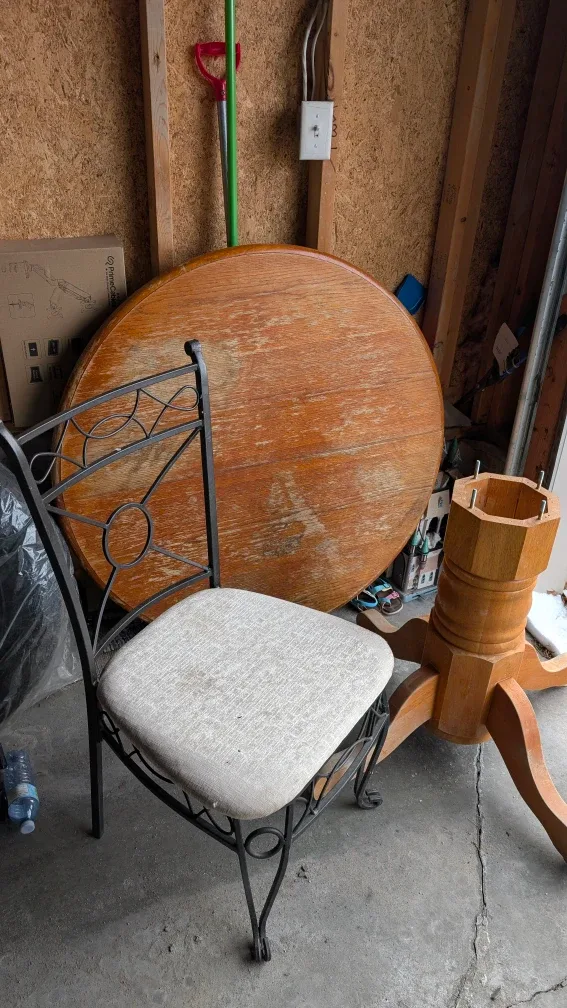 Round Wooden Table with 4 Metal Chair