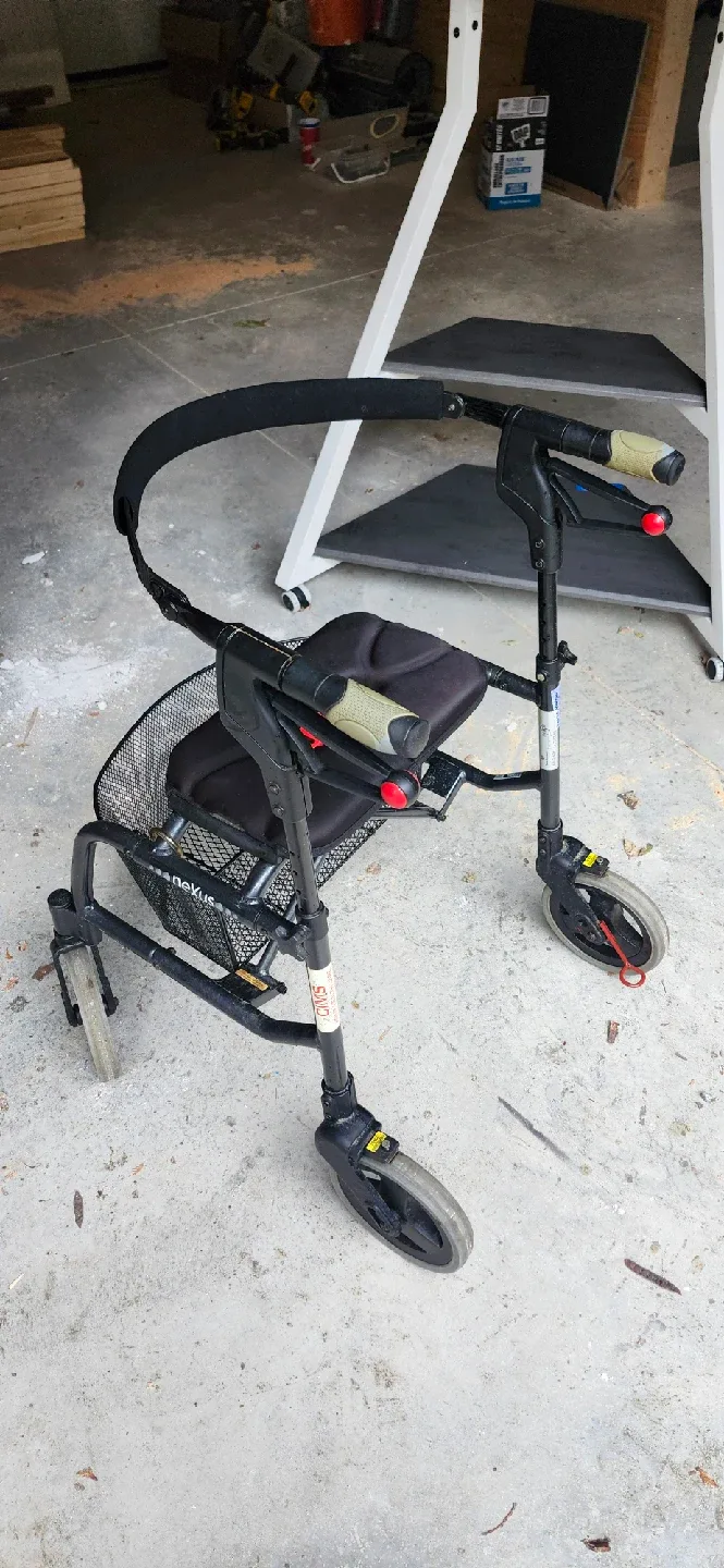 Revue Rollator Walker with Seat & Basket image indicator(2)