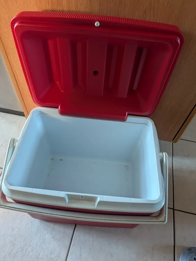 Rubbermaid Red Cooler image indicator(2)