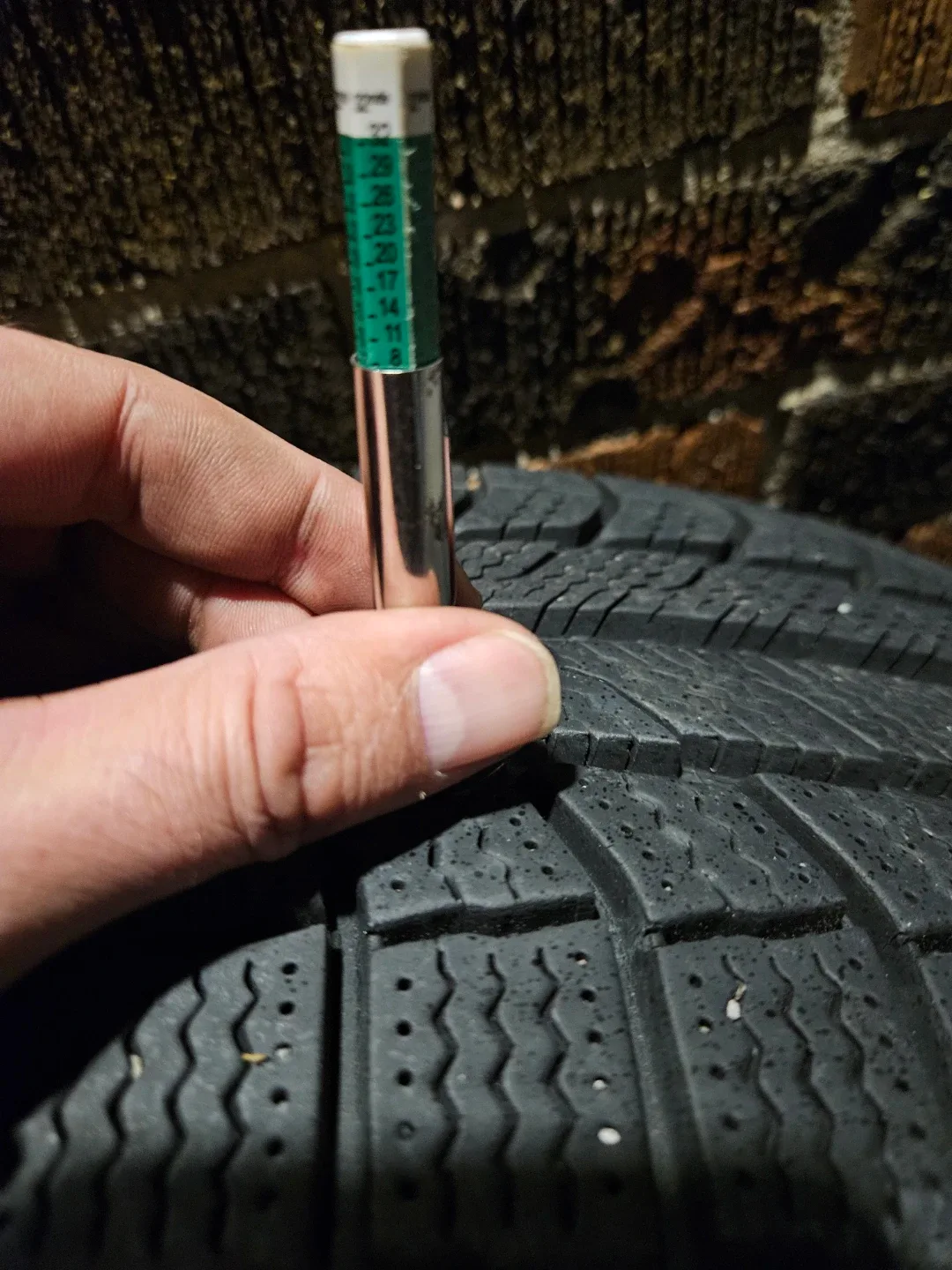 Honda CRV Winter Tires and rims 235/70R16 image indicator(6)