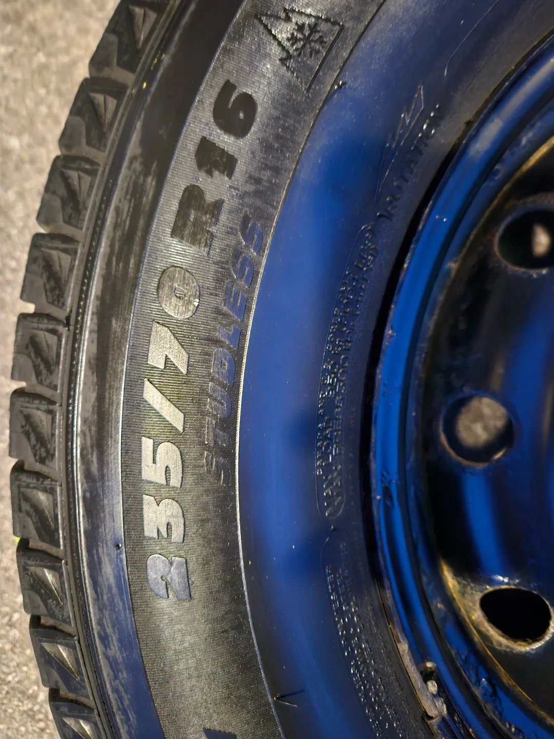 Honda CRV Winter Tires and rims 235/70R16 image indicator(8)