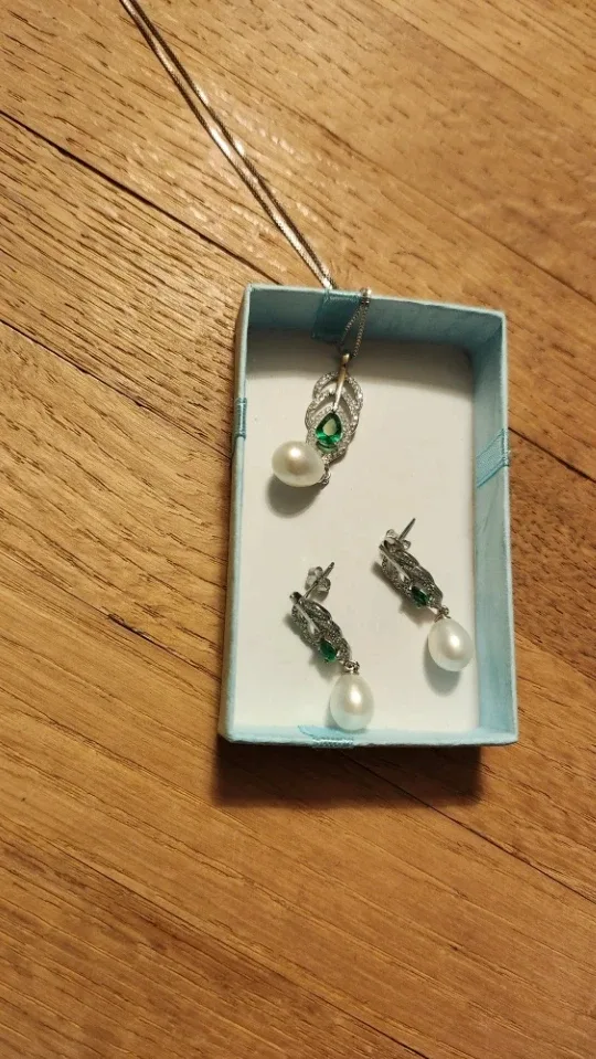 Pearl & Emerald Jewellery Set image indicator(3)