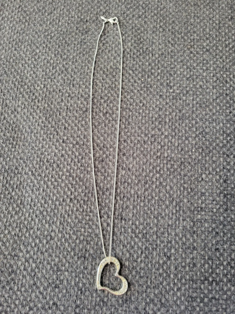 Avon Sparkling Floating Heart Necklace - photo 3