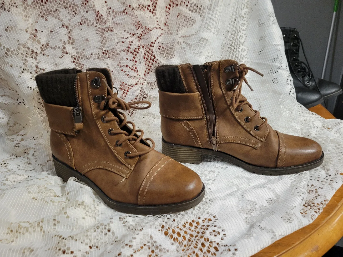 Ladies boots - Size 9 thumbnail