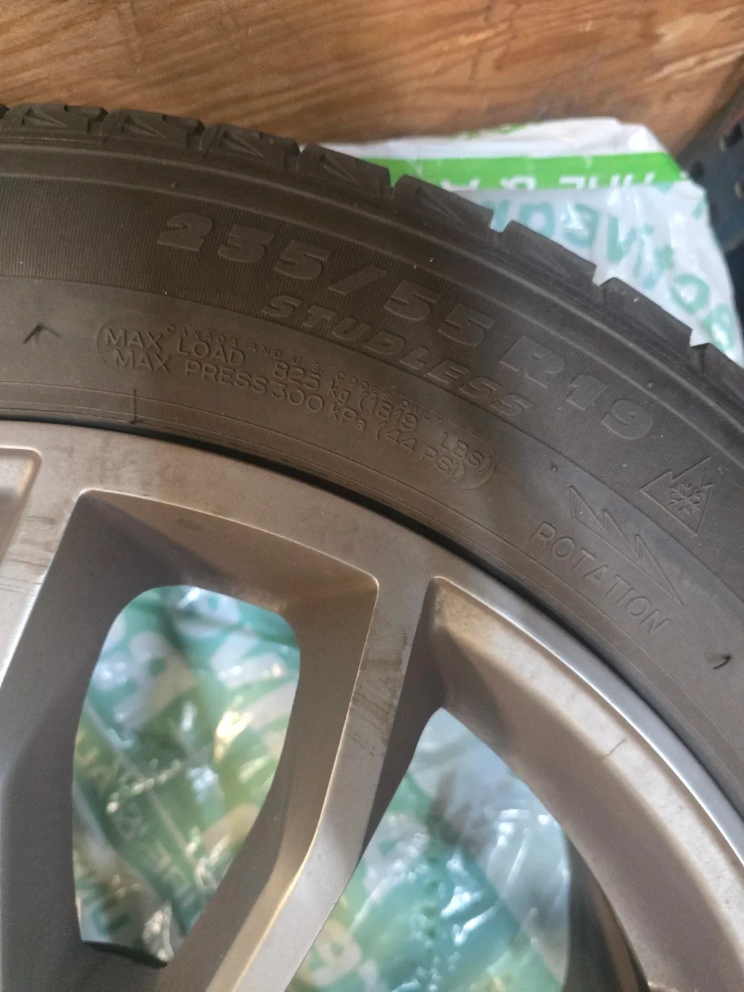 Michelin Latitude X-Ice 235/55R19 Winter Tire image indicator(2)