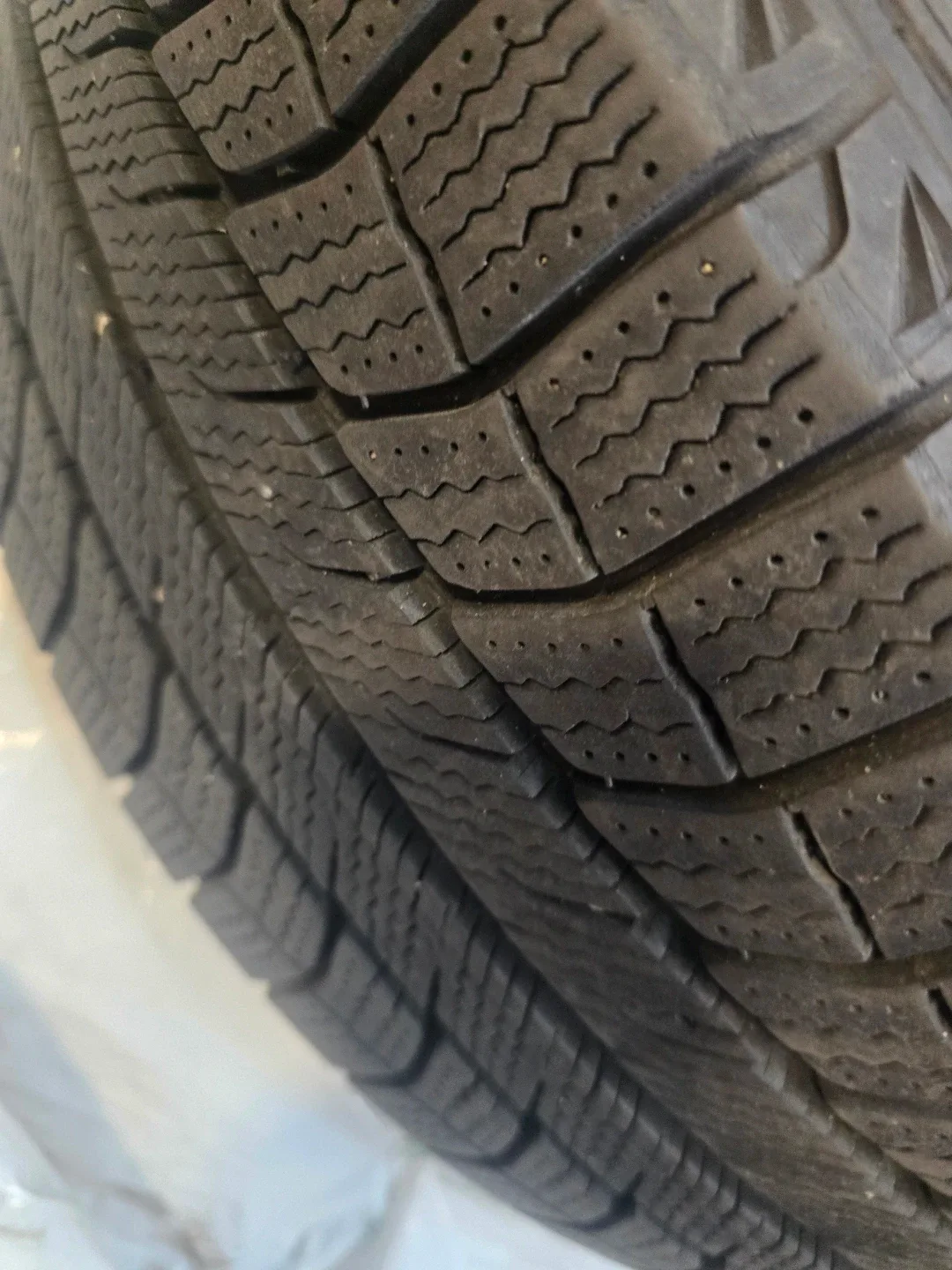 Michelin Latitude X-Ice 235/55R19 Winter Tire image indicator(5)