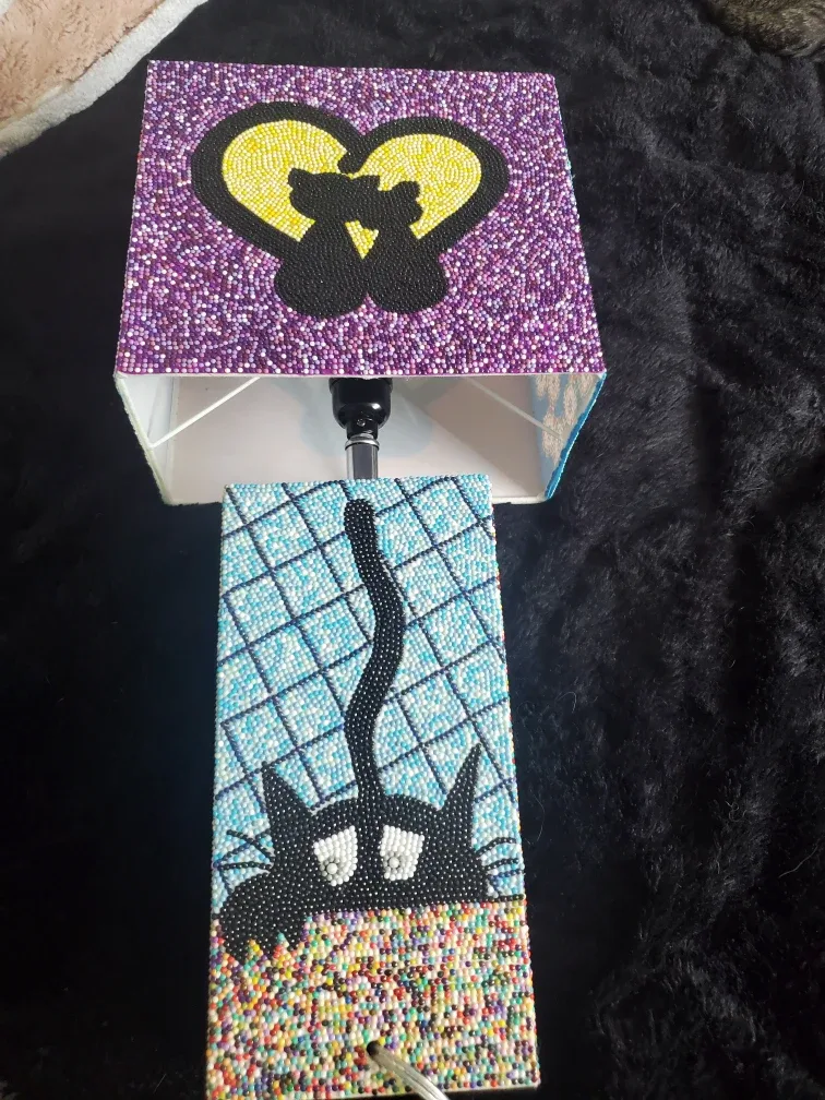 Handcrafted Beaded Table Lamp with Cat Design image indicator(3)