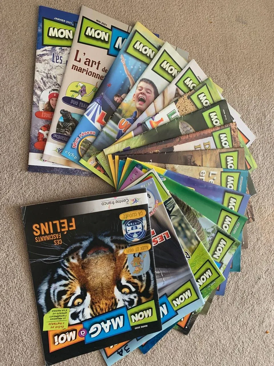 Kids' French Books & Magazines Bundle image indicator(3)