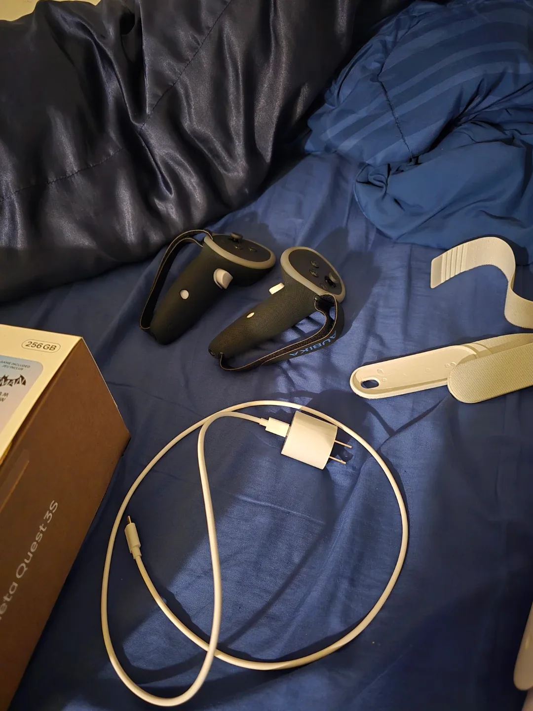 LIKE NEW Meta Quest 3 256GB VR Headset bundle image indicator(3)