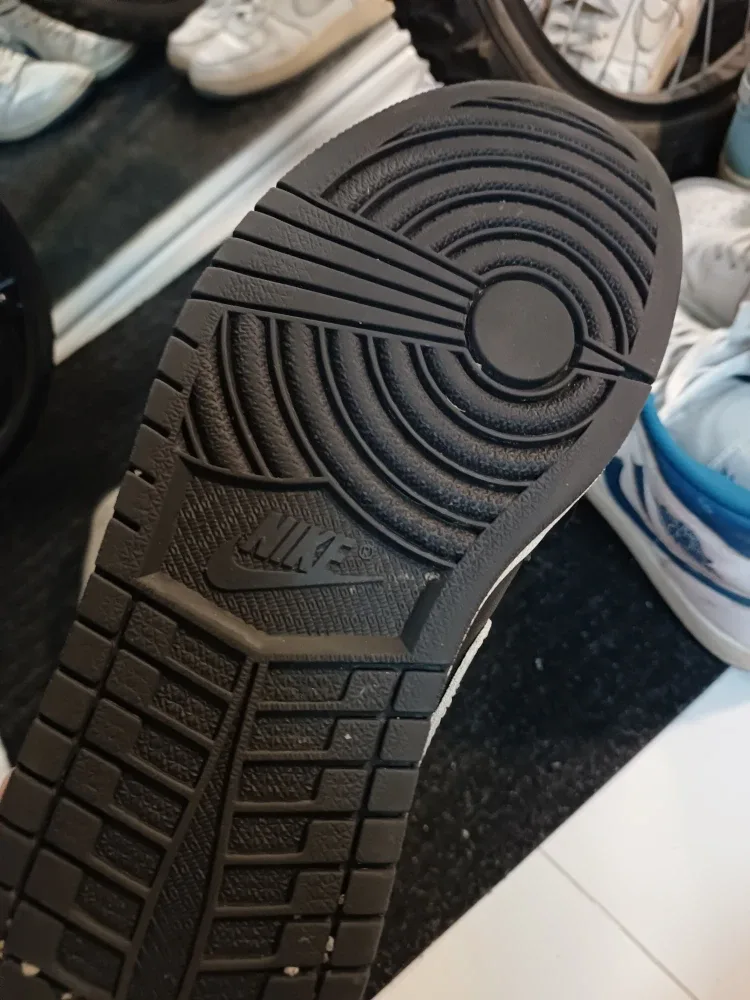 Nike Air Jordan 1 Low Shadow image indicator(6)