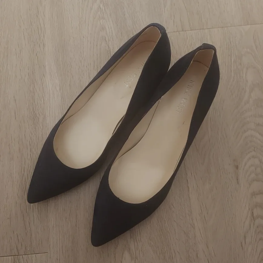 Nine West classic shoes Navy Heels 7.5 size image indicator(5)