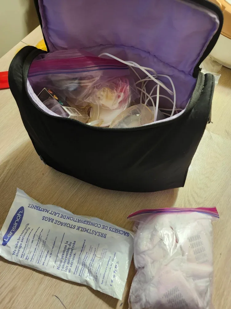 Avent Breast Pump & assorted Pacifiers, 2 hakkas image indicator(7)