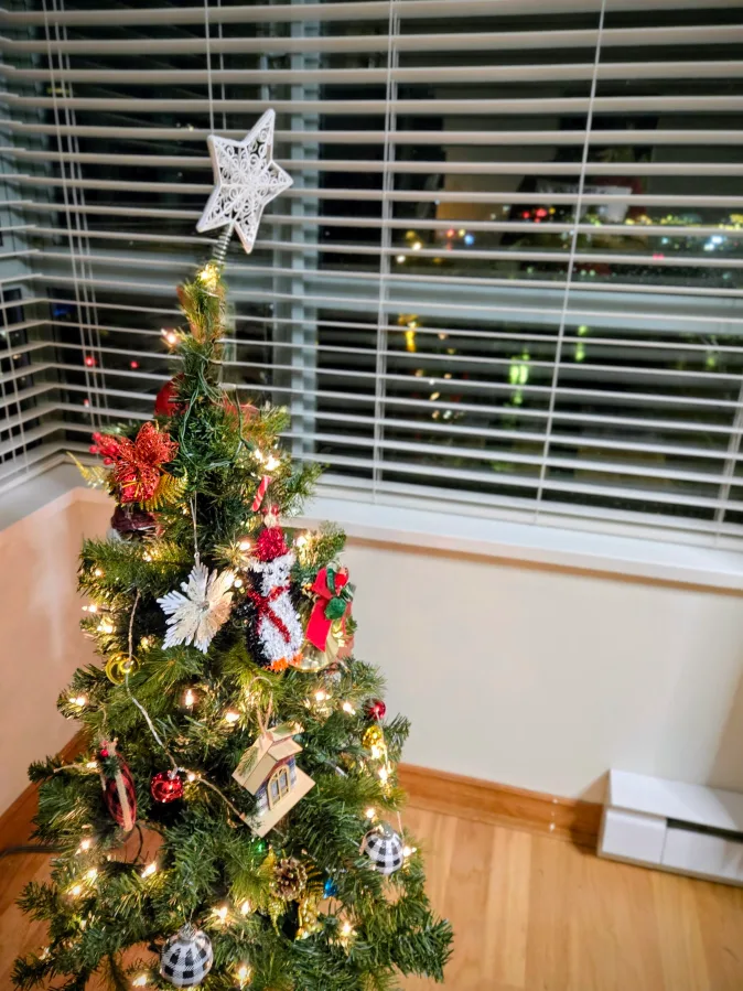 Christmas Tree pre-lit 4' image indicator(2)