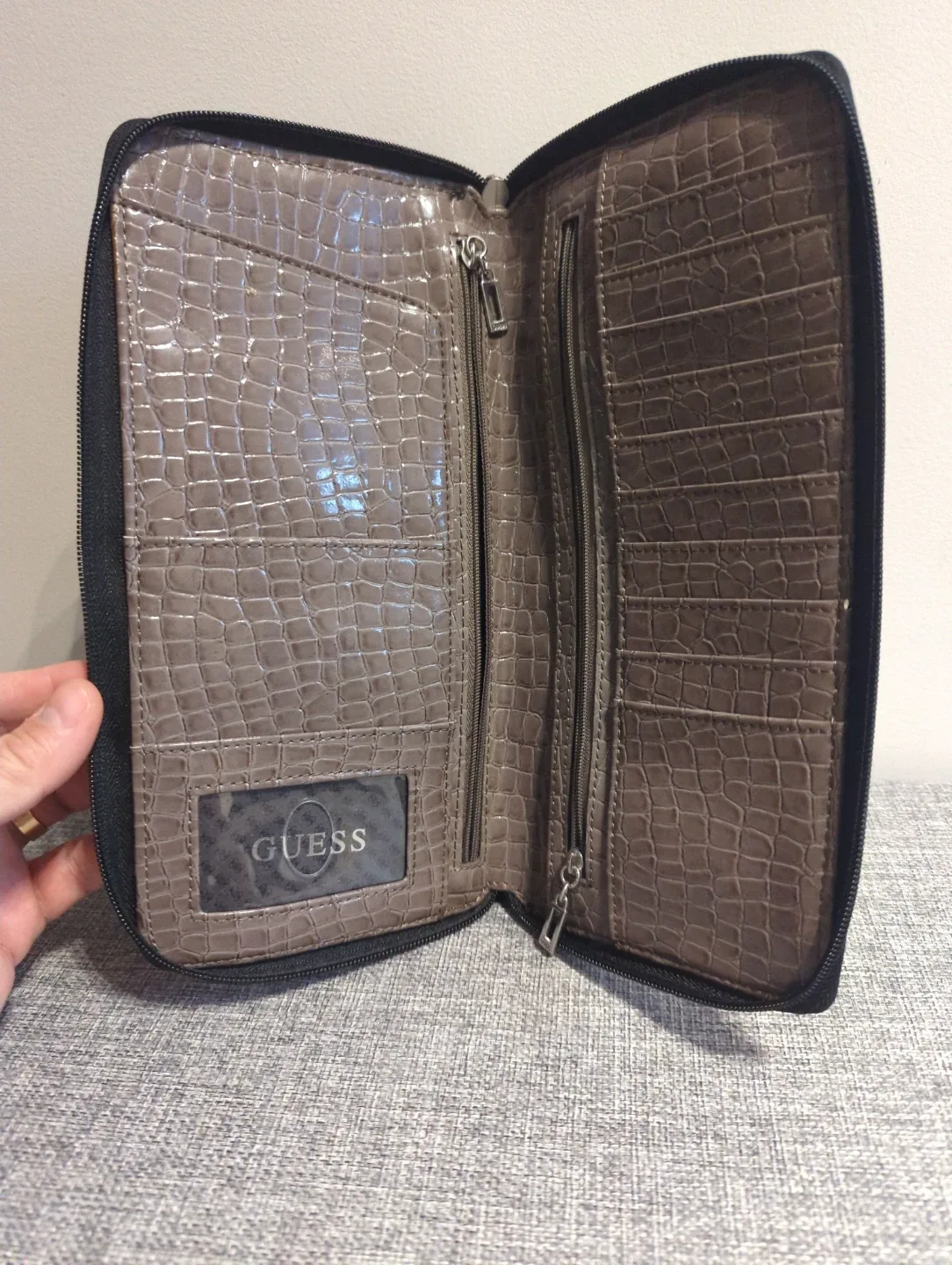 Guess Wallet🥕 image indicator(3)