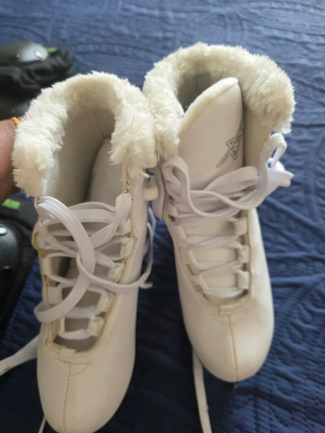 GIRLS ICE SKATING SHOES Size 2