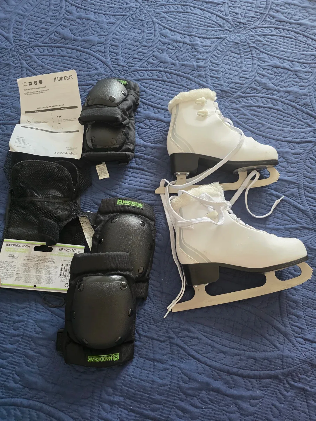 GIRLS ICE SKATING SHOES Size 2 image indicator(9)