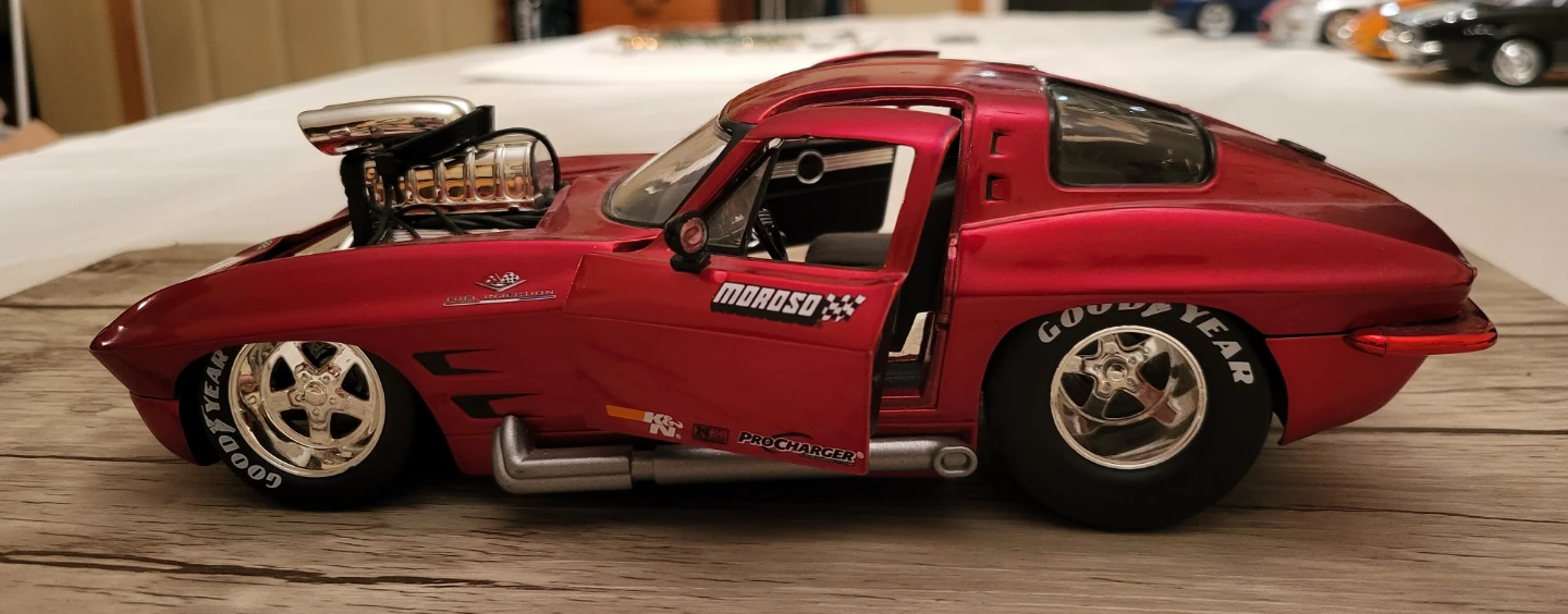 Red 1963 Corvette Moroso Diecast Model Car - photo 3