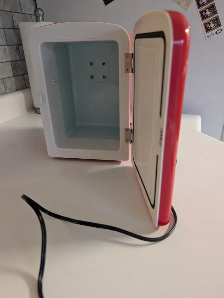 Coca-Cola Mini Fridge - Red image indicator(2)